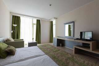 Отель Sol Marina Palace Hotel Несебр Двухместный номер с 1 кроватью или 2 отдельными кроватями (для 3 взрослых)-3